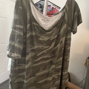 TORRID CAMO OFF SHOULDER TEE SZ 2